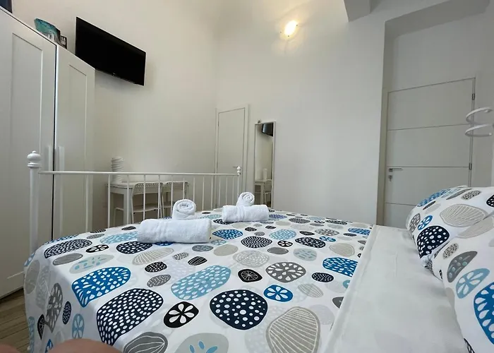 White Shell Self Check-in 3*